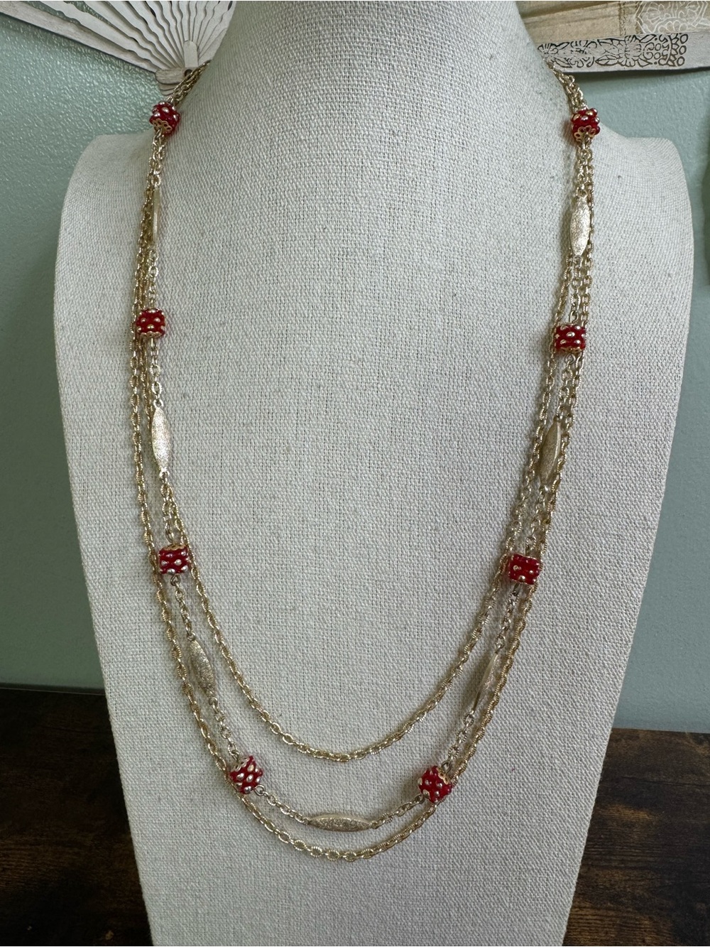 Hong Hong Red Sun/Flower Round Box Clasp Necklace Gold Aluminum Multi Strand - Picture 6 of 8